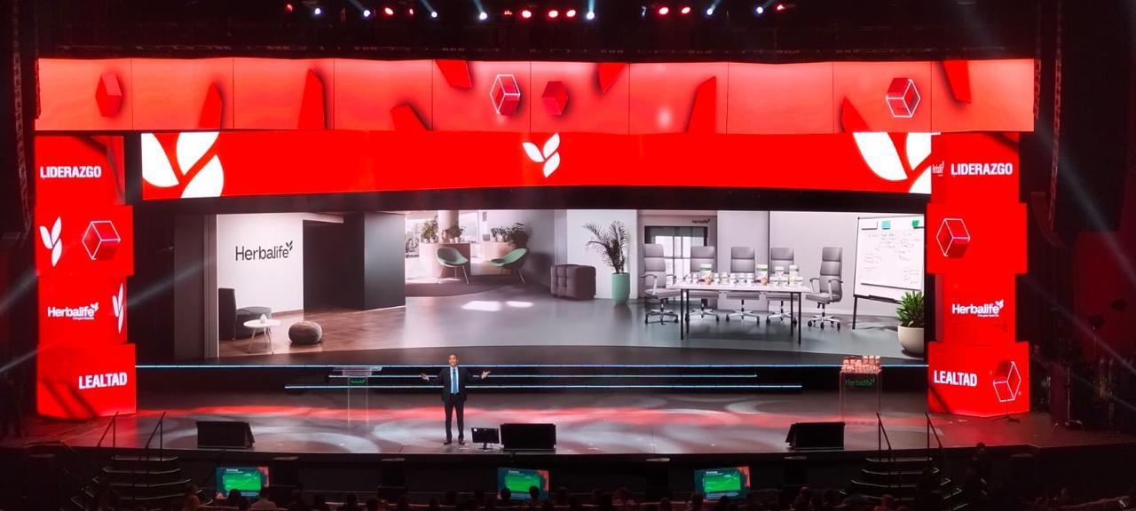 Escenario corporativo con pantalla LED de gran formato