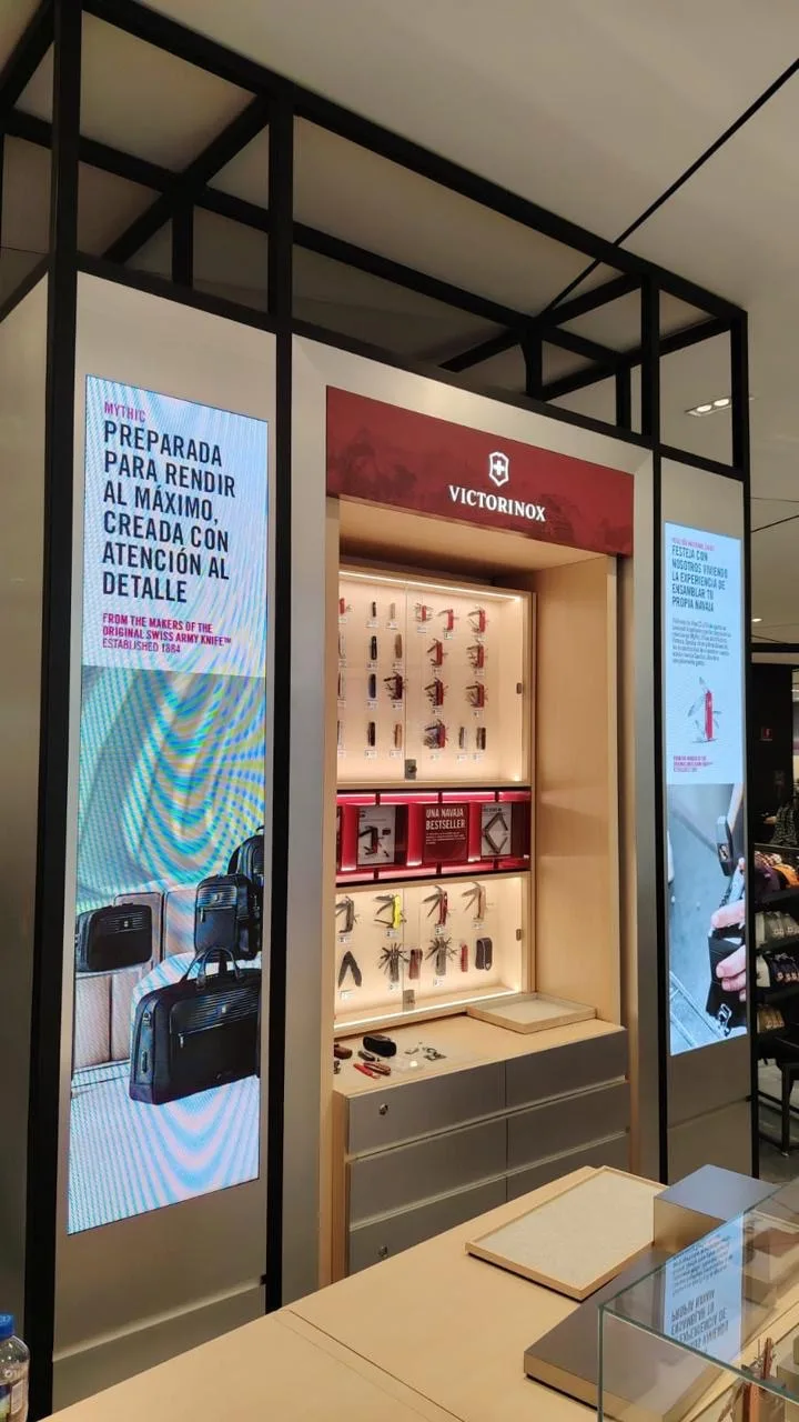 Pantalla digital instalada en un establecimiento comercial